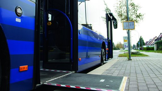 Blick auf geöffnete Busmitteltür mit Rampe von Hinterachse aus