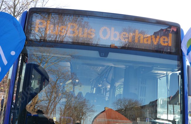 Anzeige "Plusbus Oberhavel" auf dem Bus.