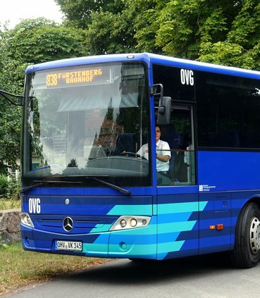 Bus der Linie 838 aufgenommen von vorne rechts, schräg angeschnitten. 