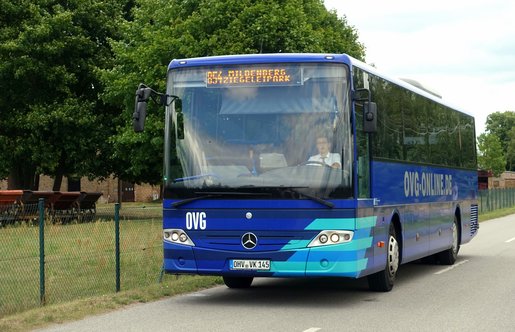 Fahrender OVG-Bus mit Anzeige Zeigeleipark Mildenberg