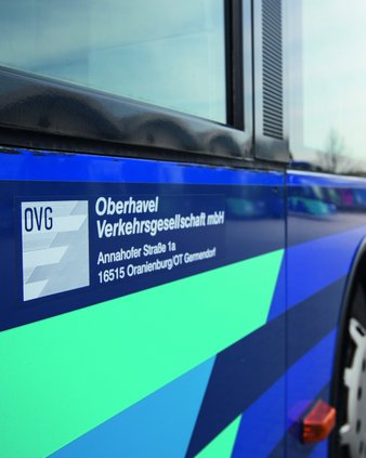 Angeschnittene Perspektive der Busvorderachse mit OVG-Schriftzug