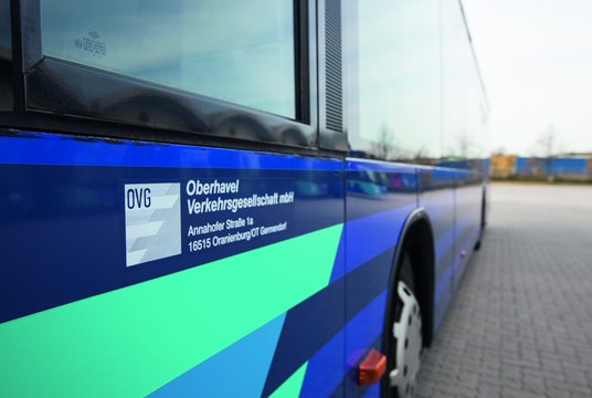 Angeschnittene Perspektive der Busvorderachse mit OVG-Schriftzug
