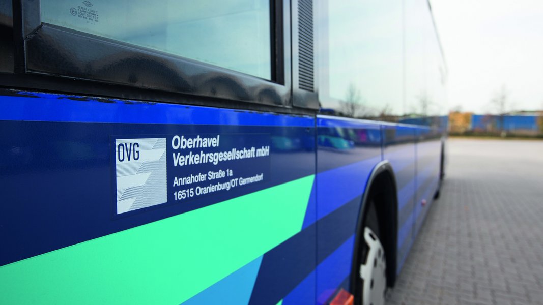Angeschnittene Perspektive der Busvorderachse mit OVG-Schriftzug