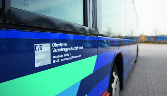 Angeschnittene Perspektive der Busvorderachse mit OVG-Schriftzug