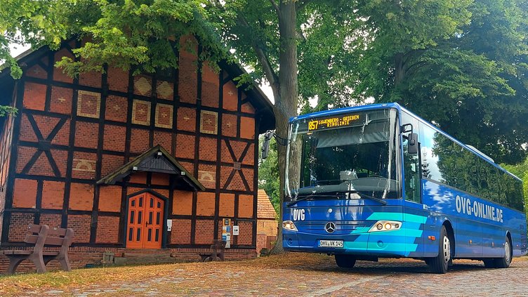 Bus der Linie 857 rechts neben einer Scheune