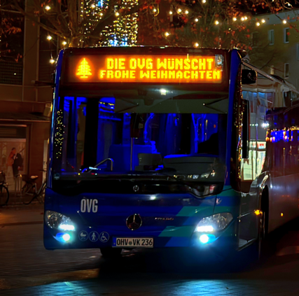 Ansicht einer Busfront mit der Anzeige: Die OVG wünscht frohe Weihnachten
