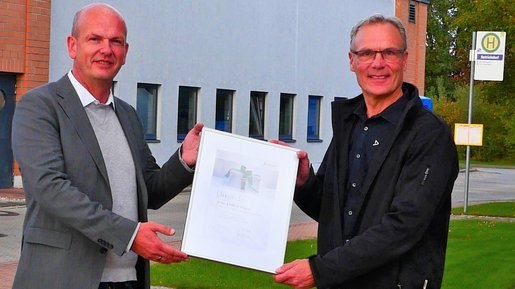 Jens-Peter Schultze und Holger Winter mit der Urkunde „30 Jahre DEKRA Mitgliedschaft – Sicherheit ist das schönste Geschenk“