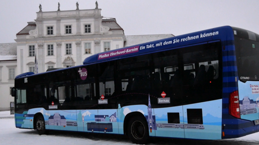 Bus im PlusBus Design vor dem Schloss Oranienburg