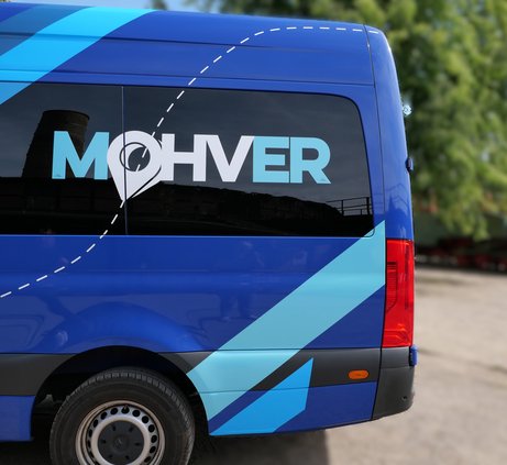 MOHVER-Schriftzug im Seitenfenster hinten links