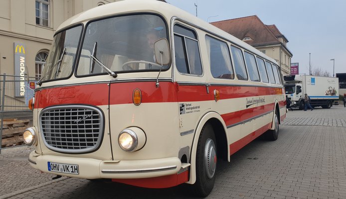 Oldtimer-Bus der OVG vor dem Bahnhof Oranienburg.