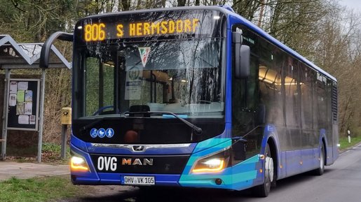 Blauer OVG-Bus der Linie 806 an einer Haltestelle