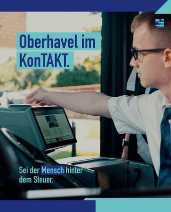 Ein Busfahrer hält eine Karte an den Kassenscanner. Text: Oberhavel im KonTAKT. Sei der Mensch hinter dem Steuer.